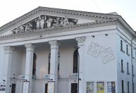 Rússia bombardeia teatro que servia de abrigo para civis em Mariupol, na Ucrânia