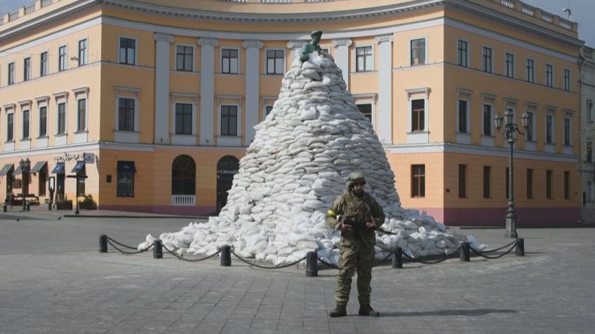 Estátua do Duque de Richelieu protegida por sacos de areia em Odessa, Ucrânia / Reprodução/CNN