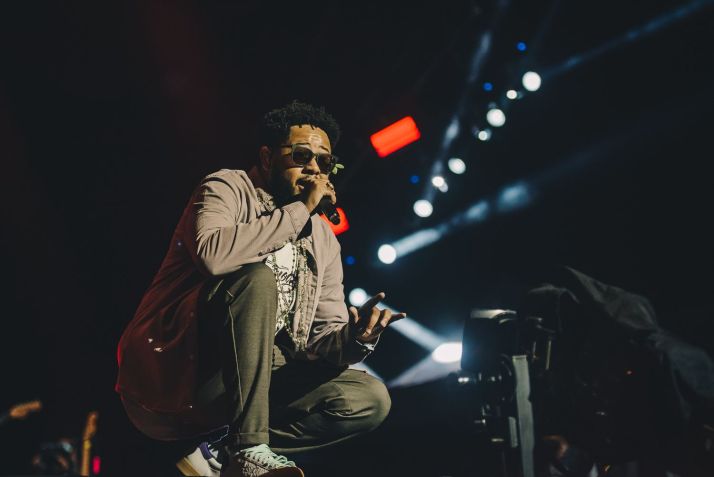 Emicida em apresentação no palco principal do Lollapalooza, neste sábado (26). / Camila Cara