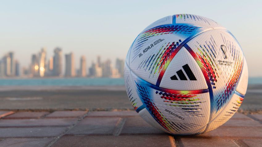 Al Rihla, a bola oficial da Copa do Mundo 2022 / Reprodução/Adias