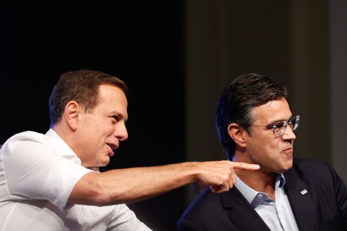 João Doria (à esq.) confirma renúncia ao governo de São Paulo; Rodrigo Garcia (à dir.) assume / Isaac Fontana/Framephoto/Estadão Conteúdo