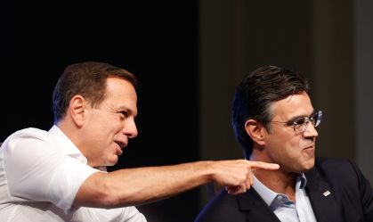 Em evento no Palácio dos Bandeirantes, João Doria (à esq.) confirma renúncia ao governo de São Paulo; Rodrigo Garcia (à dir.) assume