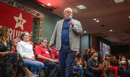 Lula, Gleisi Hoffmann,  Wellington Dias e Roberto Requião durante filiação de Requião ao PT em Curitiba