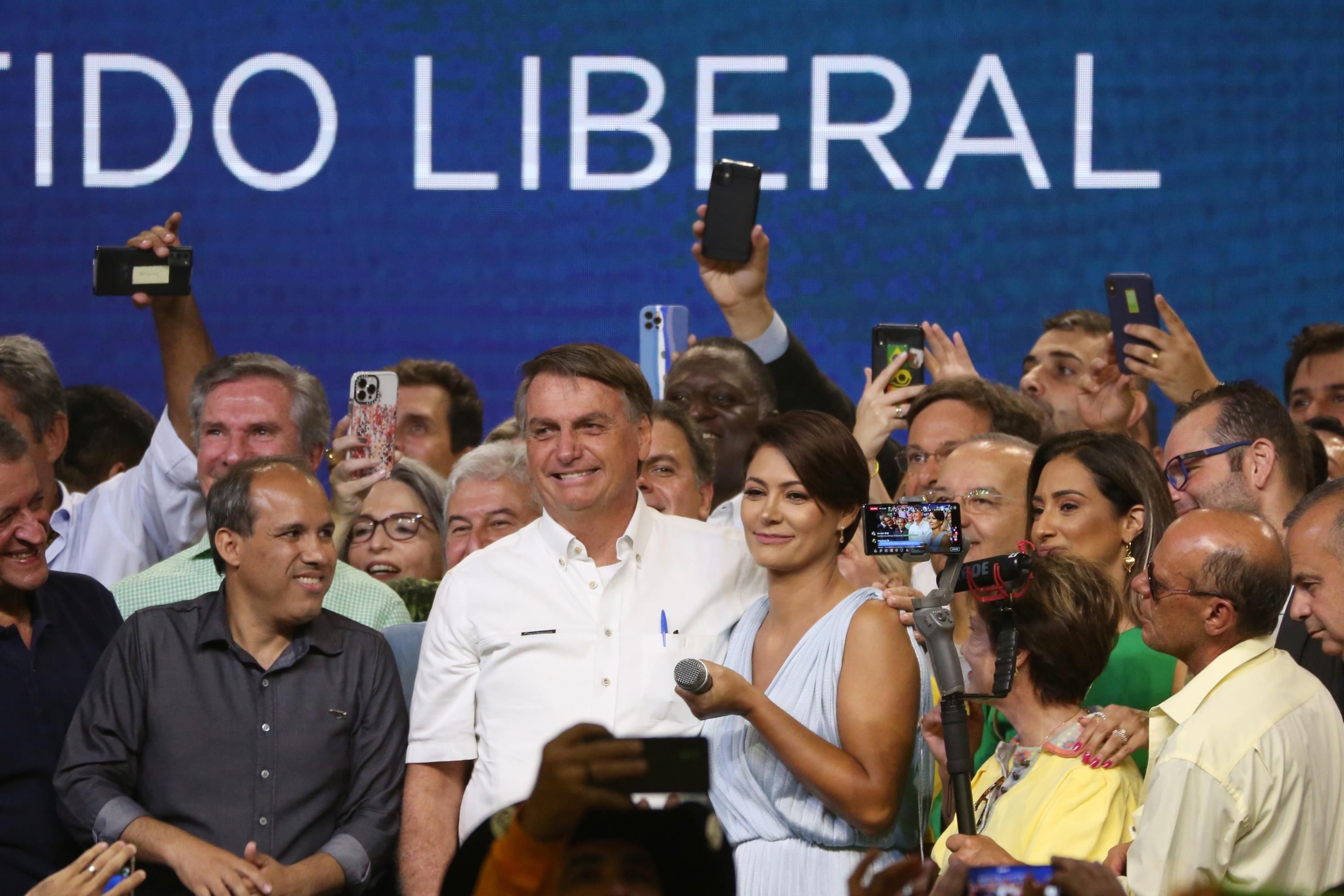 Jair Bolsonaro ao lado da primeira-dama Michelle em evento nacional do PL