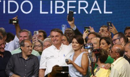 Jair Bolsonaro ao lado da primeira-dama Michelle em evento nacional do PL