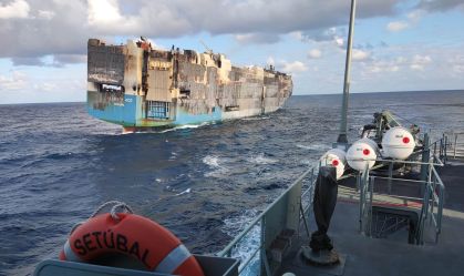 Navio com milhares de carros de luxo afunda no Oceano Atlântico