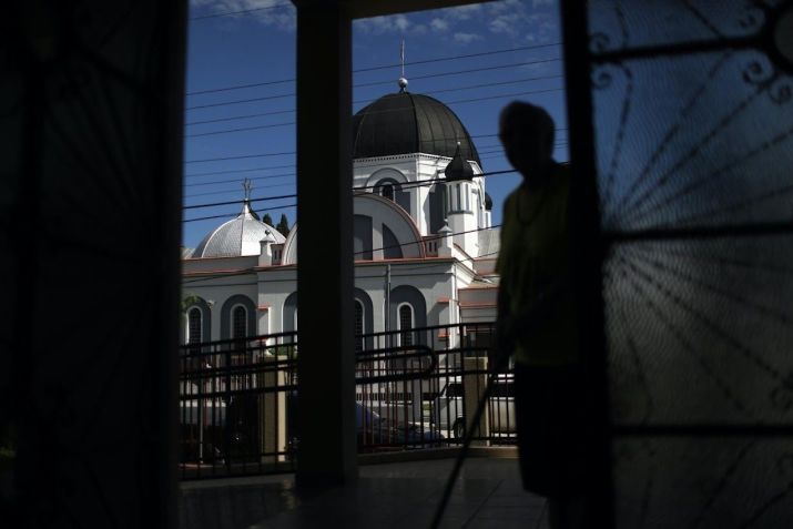 Meroslawa Krevei, curadora de museus de ascendência ucraniana, caminha ao longo da entrada do Instituto de Catecismo Sagrado Coração de Jesus  / Pilar Olivares/Reuters (26.fev.2022)