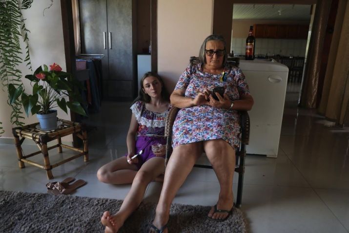 Filomena Procek, 67 anos, professora de arte de ascendência ucraniana, observa as notícias sobre a Ucrânia acompanhada por uma amiga da família, Maria Luiza Burcovski, 17 / Pilar Olivares/Reuters (27.fev.2022)