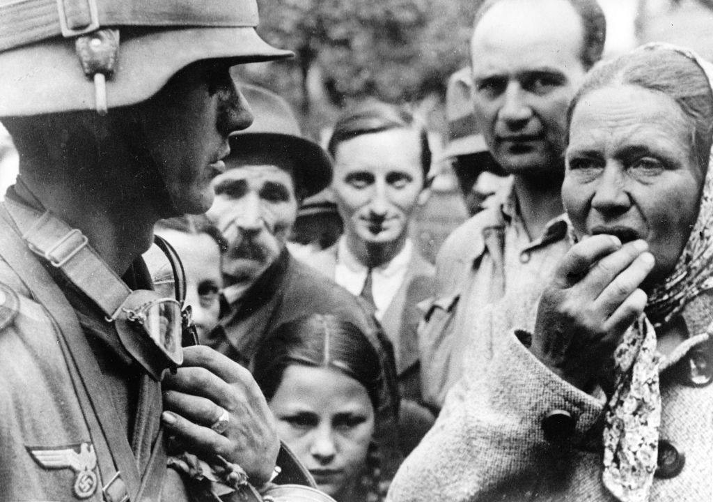 Soldados alemães em Lviv, na Ucrânia, no ano de 1941; população ucraniana assiste a chegada do exército da Alemanha