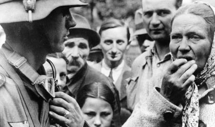 Soldados alemães em Lviv, na Ucrânia, no ano de 1941; população ucraniana assiste a chegada do exército da Alemanha