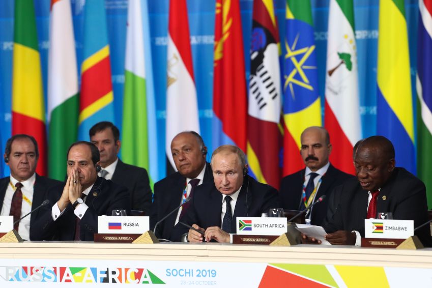 Líder russo, Vladimir Putin, acompanhado do presidente da África do Sul, Cyril Ramaphosa, e o presidente do Egito, Abdel Fattah el-Sisi, durante cúpula Rússia-África em 2019 / Foto: Alexander Ryumin/TASS via Getty Images