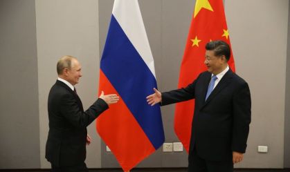 Presidente russo Vladimir Putin (E) cumprimenta o presidente chinês Xi Jinping (D) durante reunião em novembro de 2019