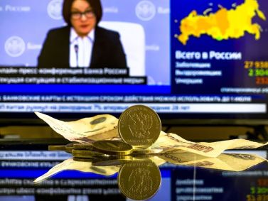 Rublos russos são vistos na frente da presidente do Banco Central da Rússia, Elvira Nabiullina, enquanto ela realiza uma conferência de imprensa