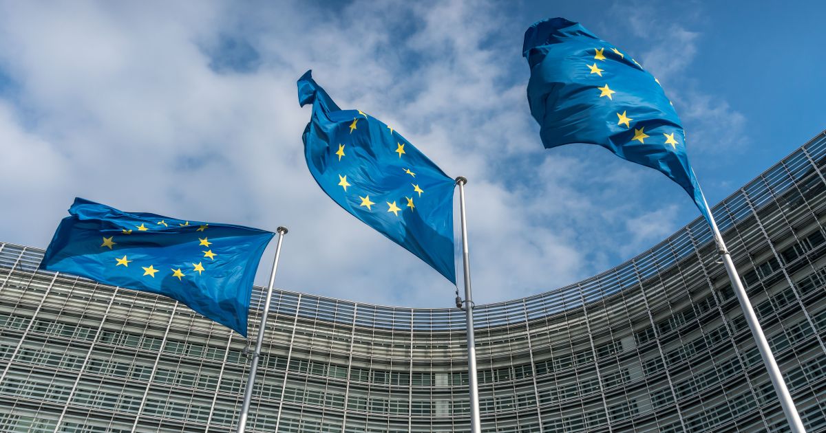 Zona do euro: superávit comercial ajustado cai a 3,5 bi de euros em março
