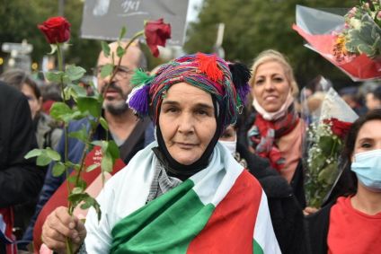Manifestação de argelinos na Praça Chatelet, em Paris