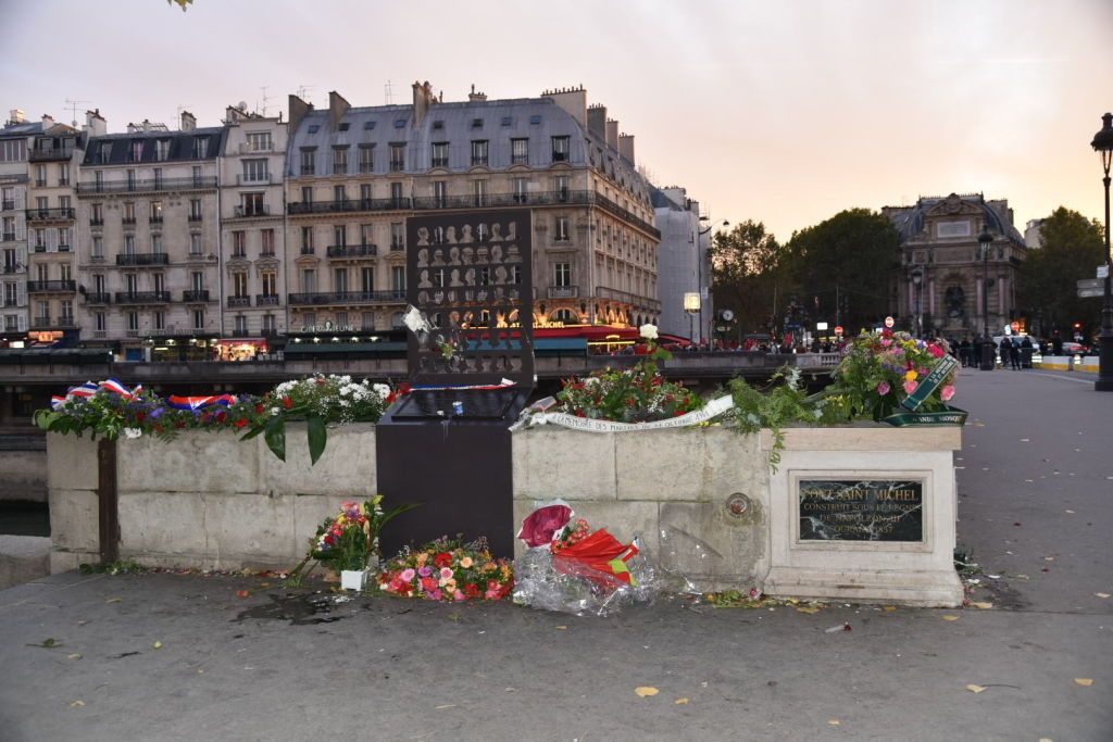 Argélia: Manifestantes depositam flores na Praça Chatelet, em Paris, durante uma manifestação realizada para marcar o 60º aniversário do massacre de 17 de outubro de 1961 em Paris / Anadolu Agency/Getty Images (17.out.2021)