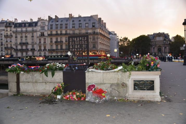 Argélia: Manifestantes depositam flores na Praça Chatelet, em Paris, durante uma manifestação realizada para marcar o 60º aniversário do massacre de 17 de outubro de 1961 em Paris / Anadolu Agency/Getty Images (17.out.2021)