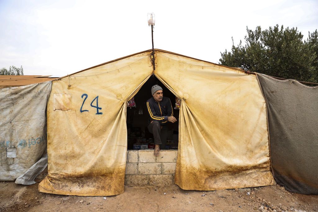 Vida em tendas em meio a oliveiras em campo de refugiados sírios em Idlib, Síria