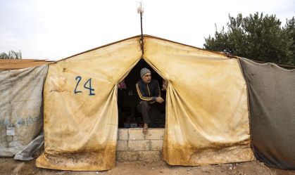 Vida em tendas em meio a oliveiras em campo de refugiados sírios em Idlib, Síria