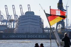 Iate Dilbar, do bilionário russo Alisher Usmanov, em Elbe 17, doca da Alemanha localizada em Hamburgo