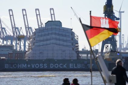 Iate Dilbar, do bilionário russo Alisher Usmanov, em Elbe 17, doca da Alemanha localizada em Hamburgo
