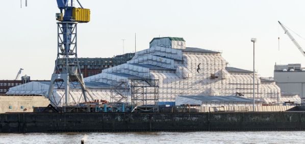 Iate Dilbar, do bilionário russo Alisher Usmanov, em Elbe 17, doca da Alemanha localizada em Hamburgo