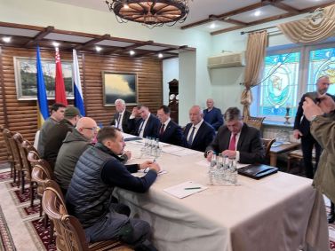 Delegações de Ucrânia e Rússia durante reunião em Belarus