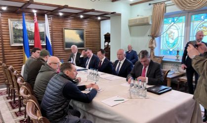 Delegações de Ucrânia e Rússia durante reunião em Belarus
