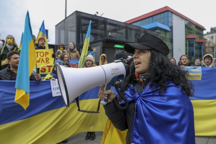 Ucranianos, vivendo em Istambul na Turquia, juntam-se para protestar contra os ataques da Rússia à Ucrânia. Os manifestantes traziam cartazes com dizeres como "Vida Longa à Ucrânia" e "Sem Guerra" / Mehmet Eser/Anadolu Agency via Getty Images