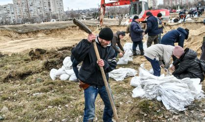 Ukrainians work to support defense of Zaporizhzhia city