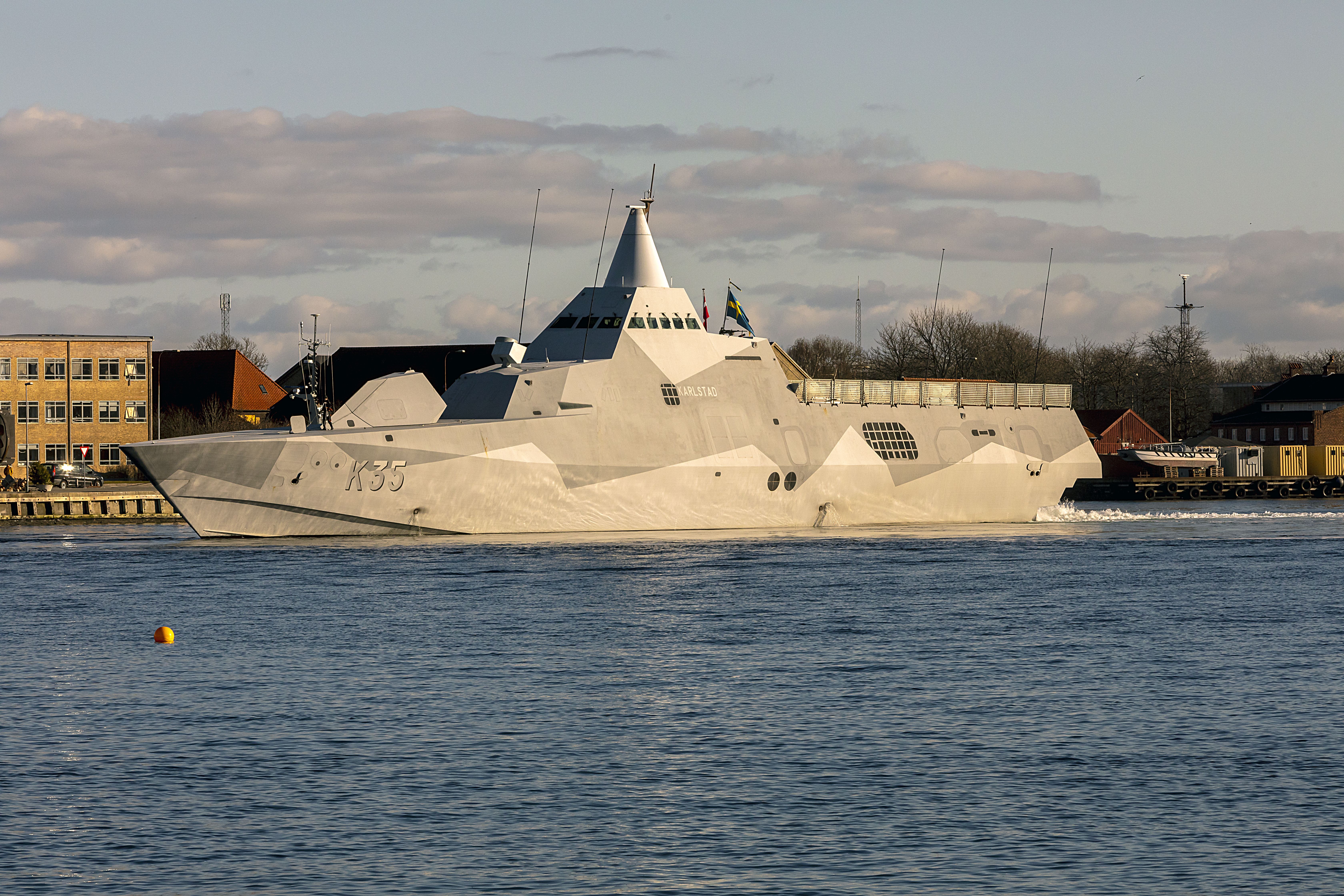 Fragata Karlstad, deixa o porto de Copenhague para se juntar às forças JEF (Força Expedicionária Conjunta) no Mar Báltico