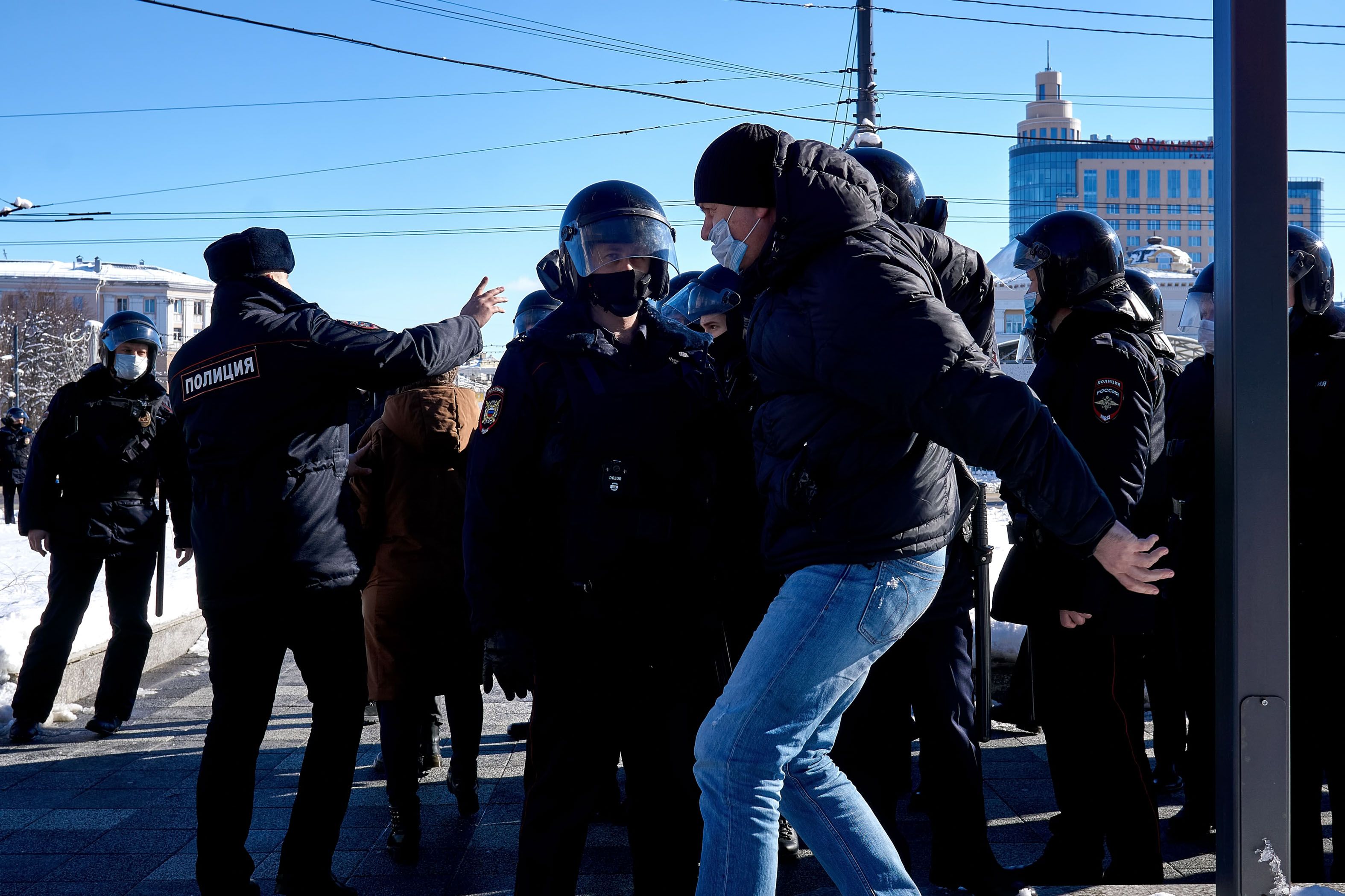 Policiais acompanham manifestantes durante protesto em Voronezh, na Rússia
