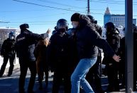 Manifestantes antiguerra são espancados pela polícia na Rússia