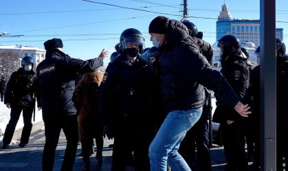 Policiais acompanham manifestantes durante protesto em Voronezh, na Rússia