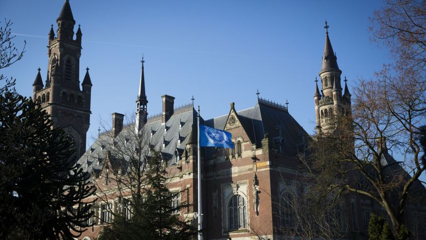 Bandeira da ONU em frente ao Palácio da Paz, sede do Tribunal Penal Internacional em Haia, na Holanda / Foto: Michel Porro/Getty Images