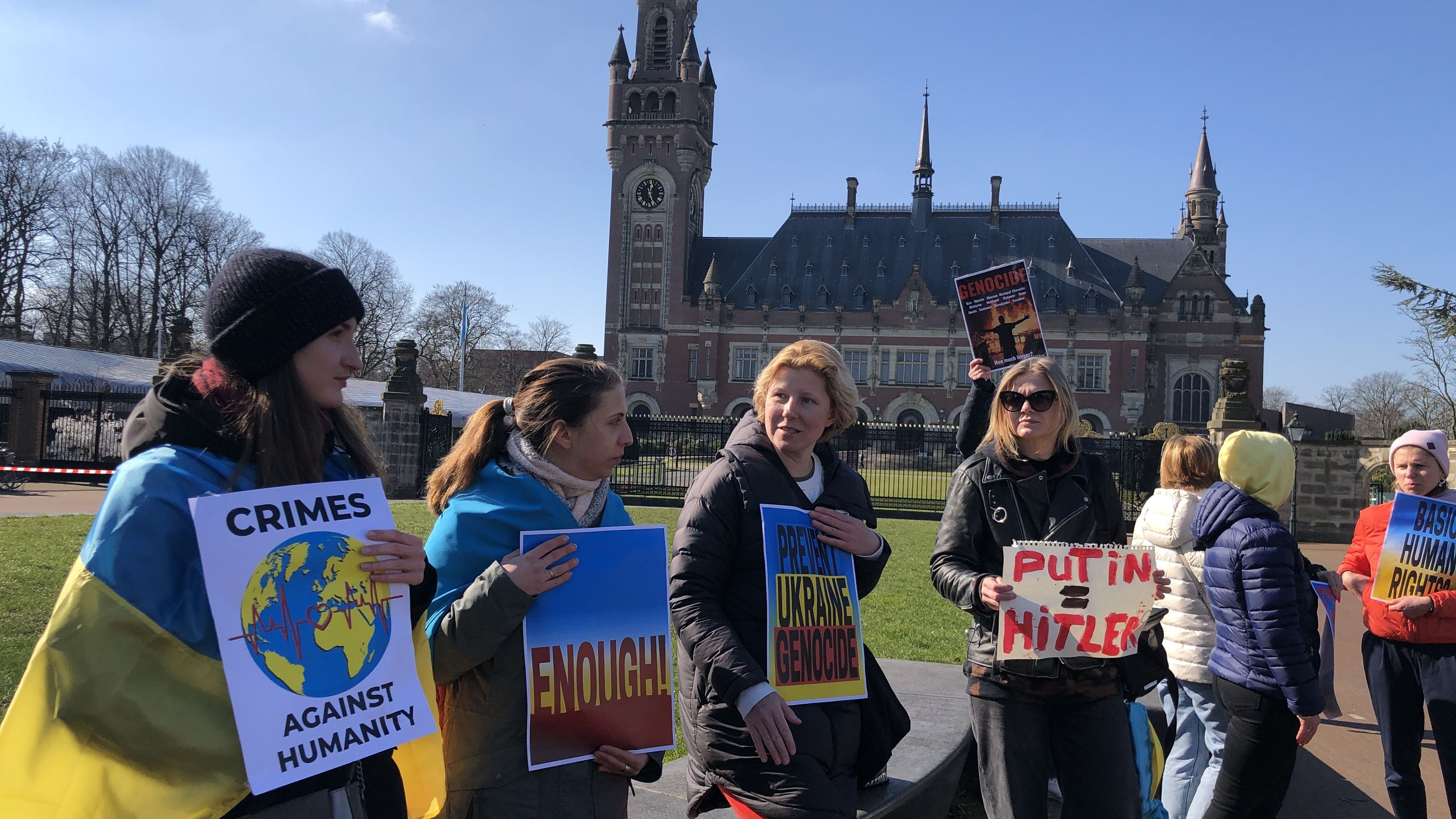 Grupo de pessoas protesta contra a invasão russa à Ucrânia em frente ao Tribunal de Haia / Foto: Selman Aksunger/Anadolu Agency via Getty Images