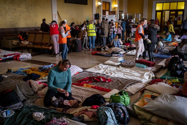 Pessoas esperam na estação ferroviária da cidade ucraniana ocidental de Lviv / Anadolu Agency via Getty Images