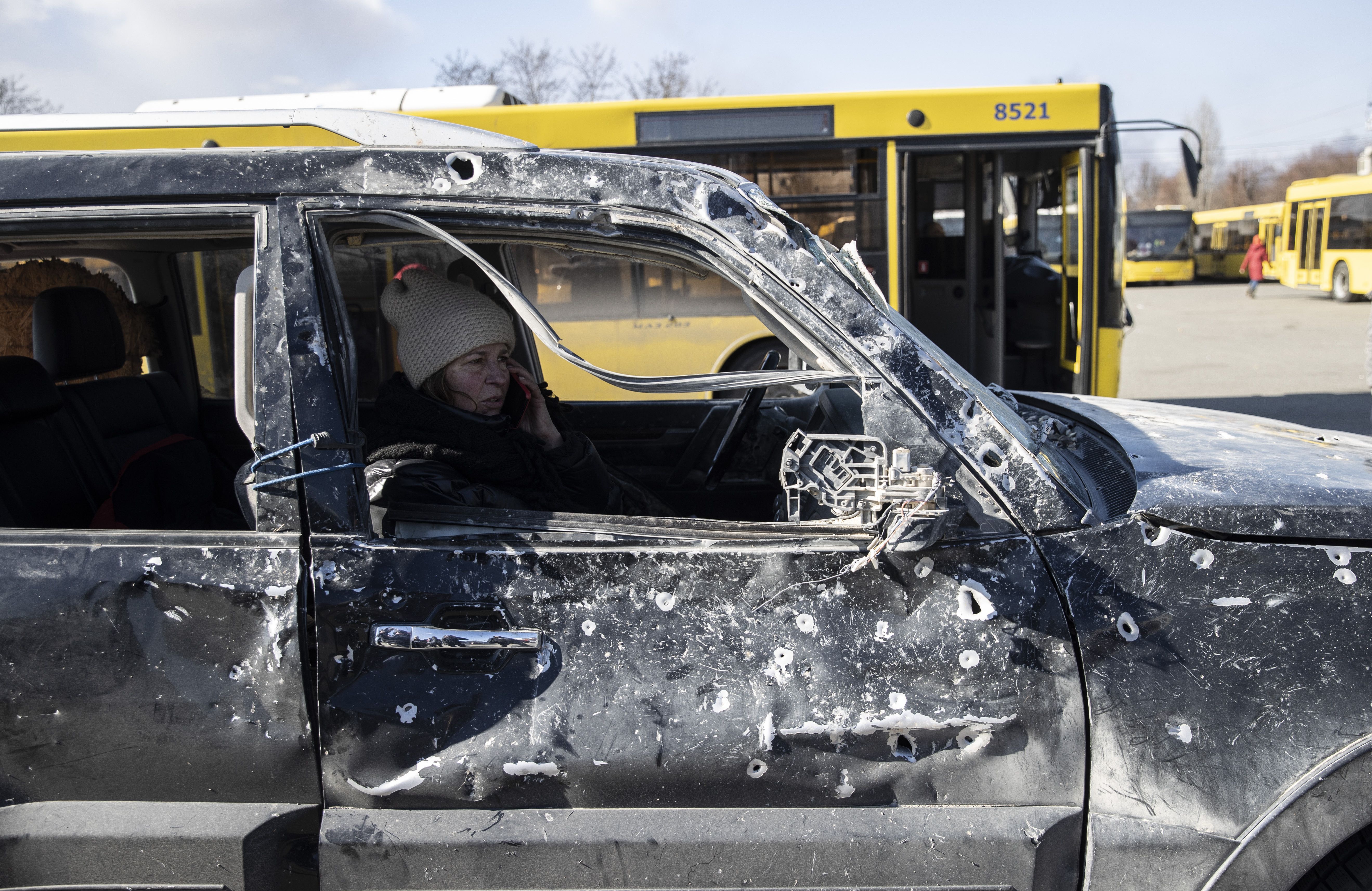 Moradores deixam a cidade de Irpin, próximo a Kiev, que é alvo de ataques atribuídos aos russos
