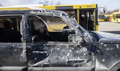 Moradores deixam a cidade de Irpin, próximo a Kiev, que é alvo de ataques atribuídos aos russos