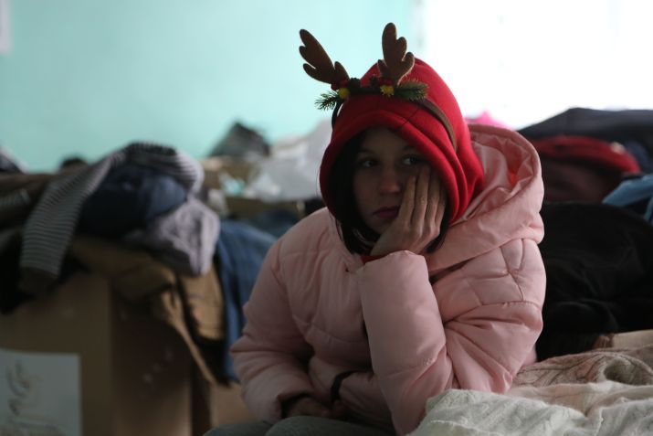 Criança retirada de região de Mariupol aguarda em abrigo na província de Donetsk, no leste da Ucrânia / Leon Klein/Anadolu Agency via Getty Images