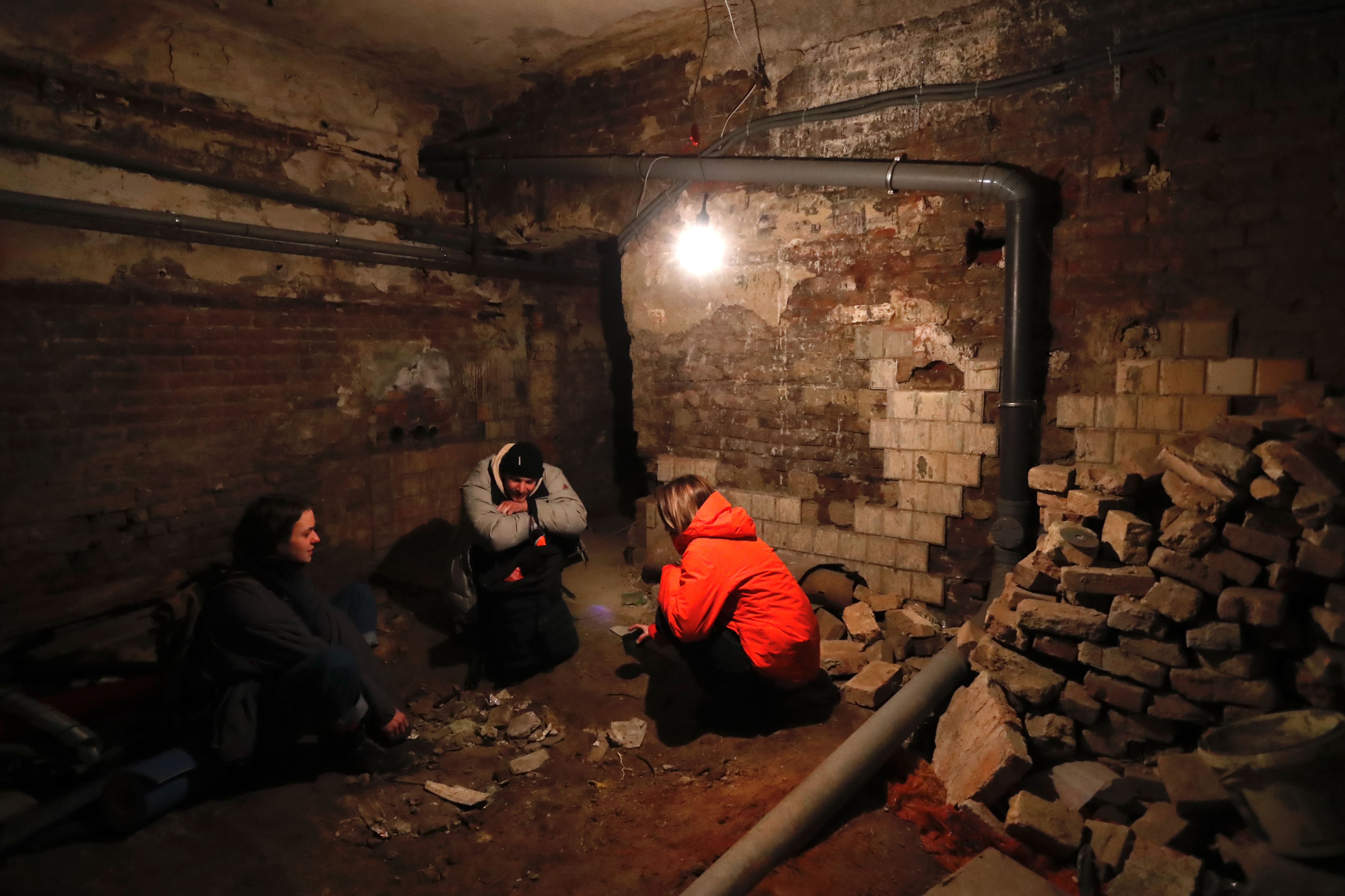 Ucranianos se escondem em bunker em Lviv após alarme de ataque aéreo