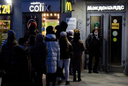 Pessoas esperam na fila para entrar em um restaurante McDonald's em Moscou, Rússia, em 11 de março de 2022.