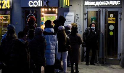 Pessoas esperam na fila para entrar em um restaurante McDonald's em Moscou, Rússia, em 11 de março de 2022.