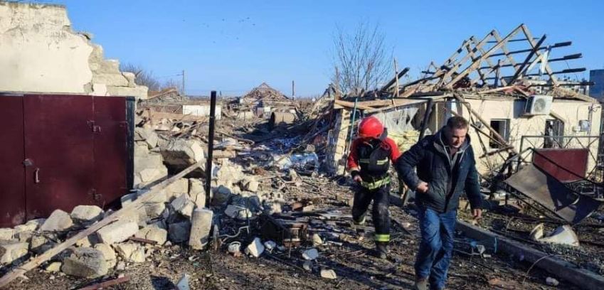 Visão da destruição após que ataques aéreos russos atingiram assentamentos civis em Mykolaiv, Ucrânia, em 13 de março de 2022 / Anadolu Agency/Getty Images