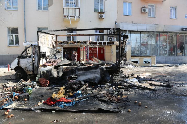 Área atingida por mísseis ucranianos que, segundo informado pelos separatistas pró-Rússia em Donetsk, mataram civis no dia 14 de março / Foto: Leon Klein/Anadolu Agency via Getty Images