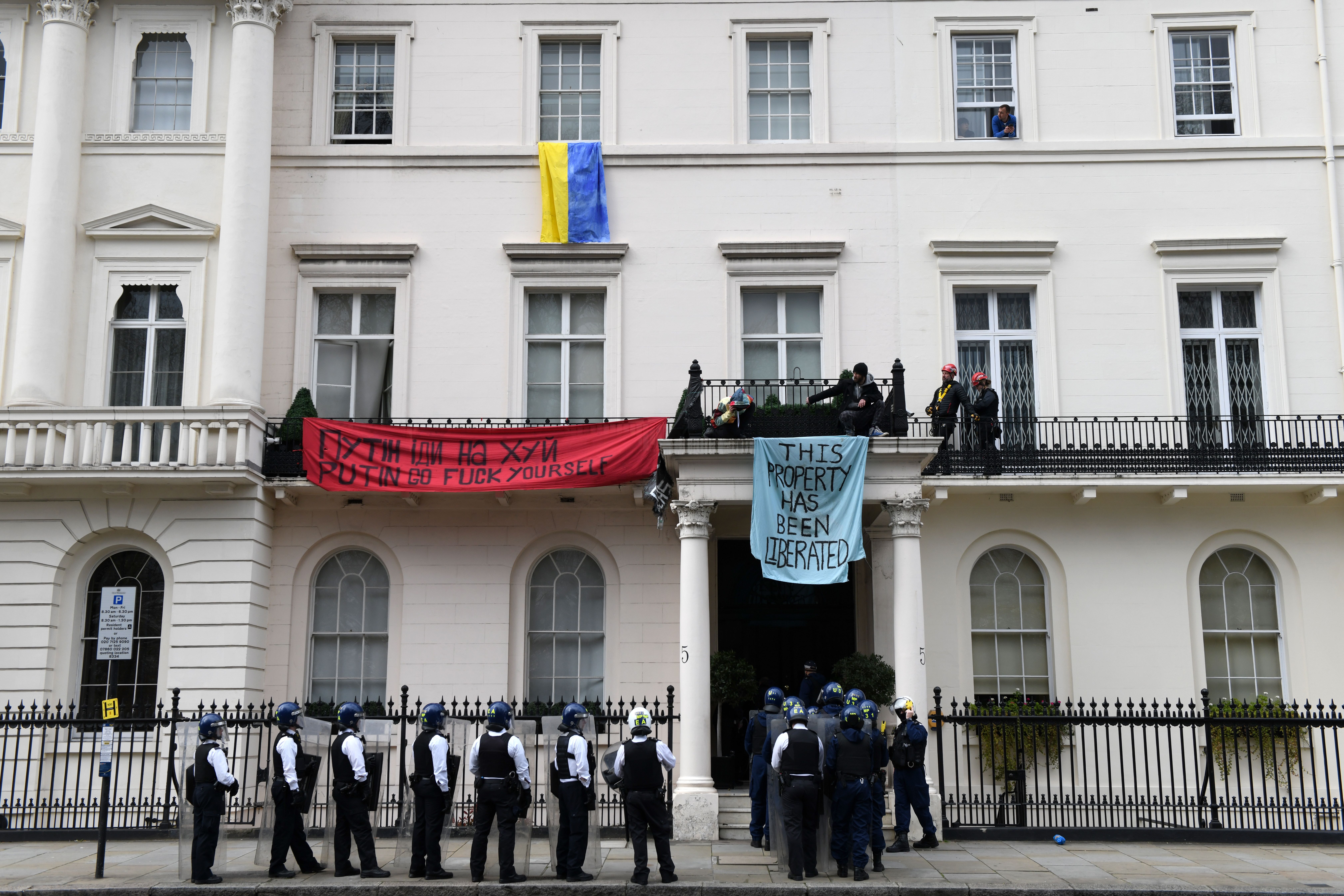 Policiais chegam a casa de oligarca russo ocupada por manifestantes em Londres