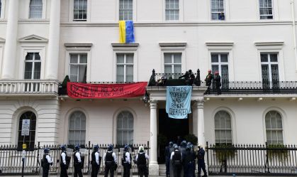 Manifestantes ocupam casa de oligarca russo em Londres
