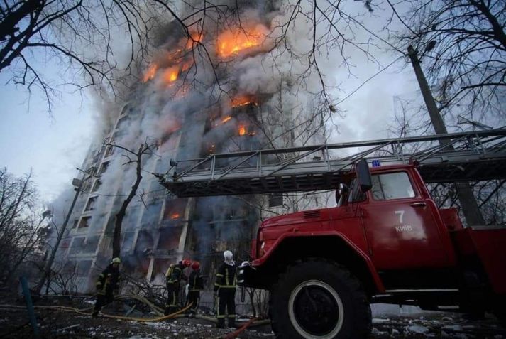 Novos ataques atingem prédios residenciais em Kiev no dia 15 de março / Cortesia do Serviço de Emergência da Ucrânia/Anadolu Agency via Getty Images