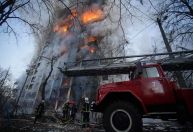 Kiev impõe toque de recolher de 35 horas após bombardeios a prédios residenciais