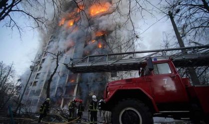 Apartment building in Kyiv hit by Russian attack